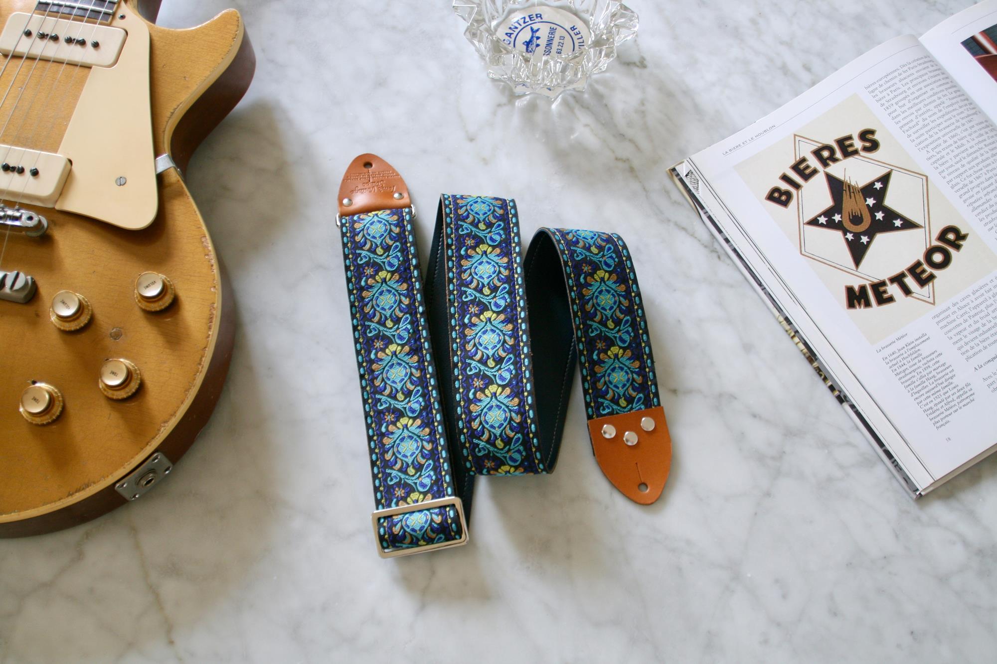 https://theguitardivision.com/photos/products/large/blue-peacock-guitar-bass-hippie-strap-tom-s-vintage-straps_638201055982854194.jpg