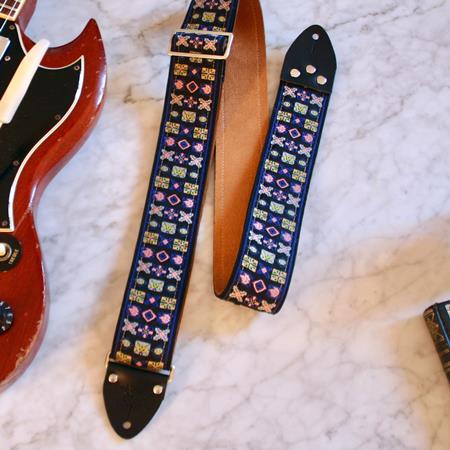 Ac­ces­soires pour Gui­tares & Basses Tom's Vintage Straps - Purple 'Woodstock' Guitar/Bass Hippie Strap - Sangles