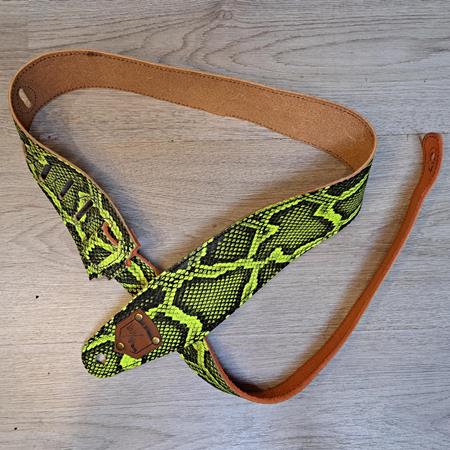 Accessories 10/9 ème Musicwear - Sangle guitare ou basse en cuir jaune et noir effet serpent piqûres marron - Straps