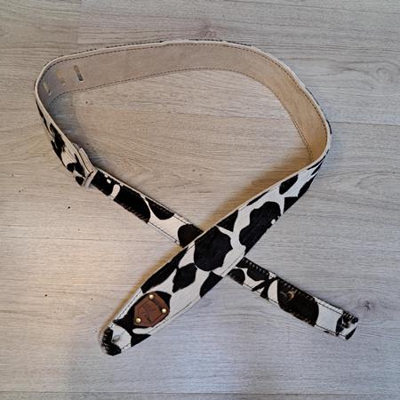 Accessories 10/9 ème Musicwear - Sangle guitare ou basse en cuir noir et blanc poilu doublé blanc piqûres noire - Straps