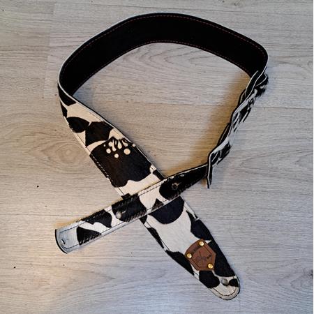 Accessories 10/9 ème Musicwear - Sangle guitare ou basse en cuir noir et blanc poilu doublé noir piqûres noire - Straps