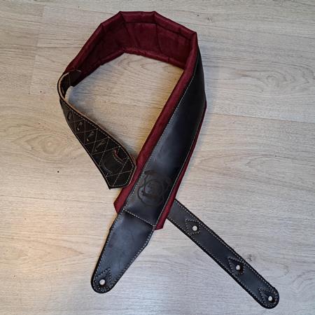 Ac­ces­soires pour Gui­tares & Basses 10/9 ème Musicwear - Sangle pour guitare/basse en cuir noir, rembourrée, doublée suédine rouge. - Sangles