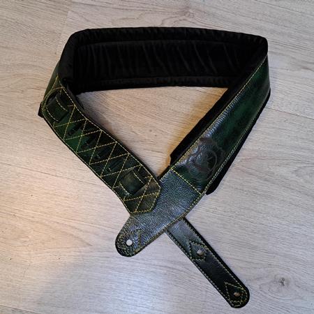 Ac­ces­soires pour Gui­tares & Basses 10/9 ème Musicwear - Sangle pour guitare/basse en cuir vert, rembourrée, doublée velours noir. - Sangles