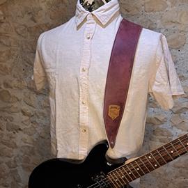 Accessories 10/9 ème Musicwear - Sangle guitare ou basse en cuir bordeaux piqûres beiges - Straps