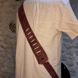 Accessories 10/9 ème Musicwear - Sangle guitare ou basse en cuir bordeaux piqûres beiges - Straps