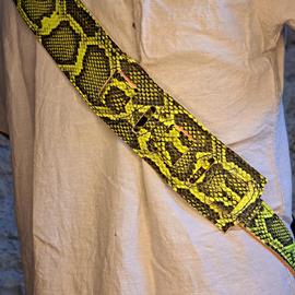 Accessories 10/9 ème Musicwear - Sangle guitare ou basse en cuir jaune et noir effet serpent piqûres marron - Straps