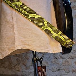 Accessories 10/9 ème Musicwear - Sangle guitare ou basse en cuir jaune et noir effet serpent piqûres marron - Straps