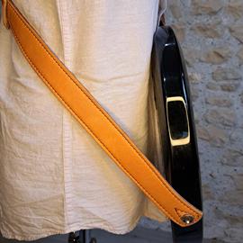 Accessories 10/9 ème Musicwear - Sangle guitare ou basse en cuir jaune patiné piqûres marron - Straps