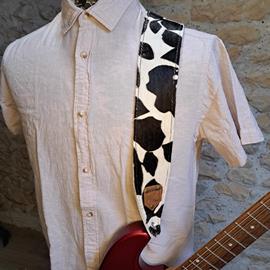 Accessories 10/9 ème Musicwear - Sangle guitare ou basse en cuir noir et blanc poilu doublé blanc piqûres noire - Straps