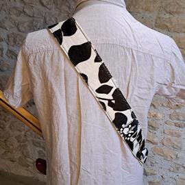 Accessories 10/9 ème Musicwear - Sangle guitare ou basse en cuir noir et blanc poilu doublé blanc piqûres noire - Straps
