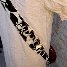 Accessories 10/9 ème Musicwear - Sangle guitare ou basse en cuir noir et blanc poilu doublé blanc piqûres noire - Straps