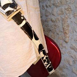 Accessories 10/9 ème Musicwear - Sangle guitare ou basse en cuir noir et blanc poilu doublé blanc piqûres noire - Straps
