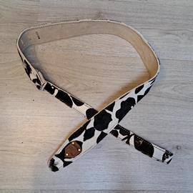 Accessories 10/9 ème Musicwear - Sangle guitare ou basse en cuir noir et blanc poilu doublé blanc piqûres noire - Straps