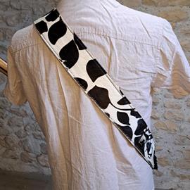 Accessories 10/9 ème Musicwear - Sangle guitare ou basse en cuir noir et blanc poilu doublé noir piqûres noire - Straps