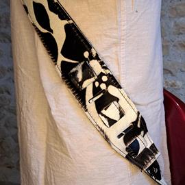 Accessories 10/9 ème Musicwear - Sangle guitare ou basse en cuir noir et blanc poilu doublé noir piqûres noire - Straps