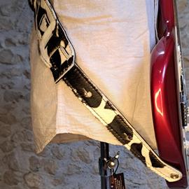 Accessories 10/9 ème Musicwear - Sangle guitare ou basse en cuir noir et blanc poilu doublé noir piqûres noire - Straps