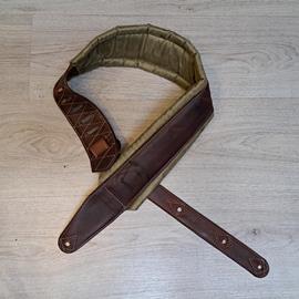 Ac­ces­soires pour Gui­tares & Basses 10/9 ème Musicwear - Sangle pour guitare/basse en cuir marron, rembourrée, doublée suédine kaki. - Sangles