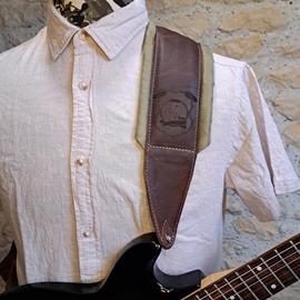 Ac­ces­soires pour Gui­tares & Basses 10/9 ème Musicwear - Sangle pour guitare/basse en cuir marron, rembourrée, doublée suédine kaki. - Sangles