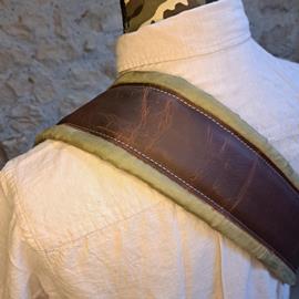 Ac­ces­soires pour Gui­tares & Basses 10/9 ème Musicwear - Sangle pour guitare/basse en cuir marron, rembourrée, doublée suédine kaki. - Sangles