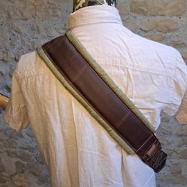 Ac­ces­soires pour Gui­tares & Basses 10/9 ème Musicwear - Sangle pour guitare/basse en cuir marron, rembourrée, doublée suédine kaki. - Sangles