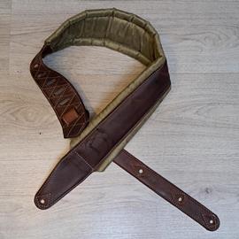 Ac­ces­soires pour Gui­tares & Basses 10/9 ème Musicwear - Sangle pour guitare/basse en cuir marron, rembourrée, doublée suédine kaki. - Sangles