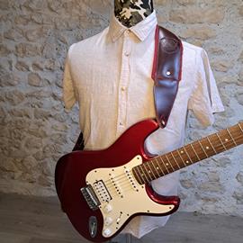 Ac­ces­soires pour Gui­tares & Basses 10/9 ème Musicwear - Sangle pour guitare/basse en cuir marron, rembourrée, doublée suédine rouge. - Sangles