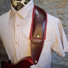 Ac­ces­soires pour Gui­tares & Basses 10/9 ème Musicwear - Sangle pour guitare/basse en cuir marron, rembourrée, doublée suédine rouge. - Sangles