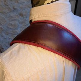 Ac­ces­soires pour Gui­tares & Basses 10/9 ème Musicwear - Sangle pour guitare/basse en cuir marron, rembourrée, doublée suédine rouge. - Sangles