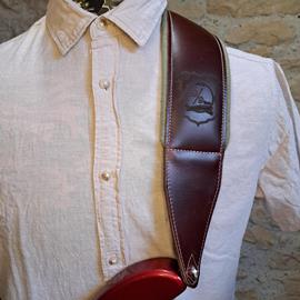 Ac­ces­soires pour Gui­tares & Basses 10/9 ème Musicwear - Sangle pour guitare/basse en cuir marron, rembourrée, doublée vercors kaki. - Sangles