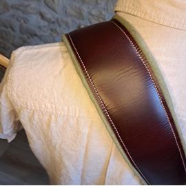 Ac­ces­soires pour Gui­tares & Basses 10/9 ème Musicwear - Sangle pour guitare/basse en cuir marron, rembourrée, doublée vercors kaki. - Sangles