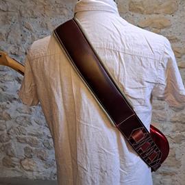 Ac­ces­soires pour Gui­tares & Basses 10/9 ème Musicwear - Sangle pour guitare/basse en cuir marron, rembourrée, doublée vercors kaki. - Sangles