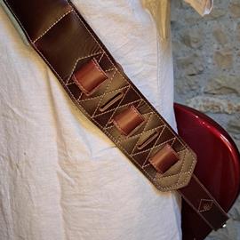 Ac­ces­soires pour Gui­tares & Basses 10/9 ème Musicwear - Sangle pour guitare/basse en cuir marron, rembourrée, doublée vercors kaki. - Sangles