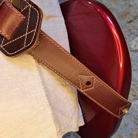 Ac­ces­soires pour Gui­tares & Basses 10/9 ème Musicwear - Sangle pour guitare/basse en cuir marron, rembourrée, doublée vercors kaki. - Sangles