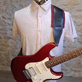 Ac­ces­soires pour Gui­tares & Basses 10/9 ème Musicwear - Sangle pour guitare/basse en cuir noir, rembourrée, doublée suédine rouge. - Sangles