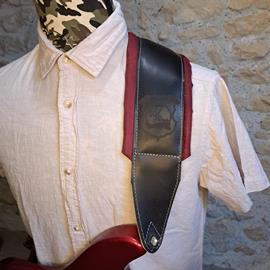 Ac­ces­soires pour Gui­tares & Basses 10/9 ème Musicwear - Sangle pour guitare/basse en cuir noir, rembourrée, doublée suédine rouge. - Sangles