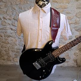 Ac­ces­soires pour Gui­tares & Basses 10/9 ème Musicwear - Sangle pour guitare/basse en cuir rouge, rembourrée, doublée denim noir. - Sangles