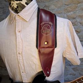 Ac­ces­soires pour Gui­tares & Basses 10/9 ème Musicwear - Sangle pour guitare/basse en cuir rouge, rembourrée, doublée denim noir. - Sangles
