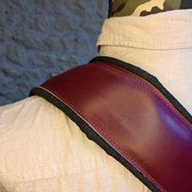 Ac­ces­soires pour Gui­tares & Basses 10/9 ème Musicwear - Sangle pour guitare/basse en cuir rouge, rembourrée, doublée denim noir. - Sangles