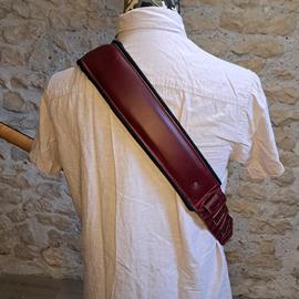 Ac­ces­soires pour Gui­tares & Basses 10/9 ème Musicwear - Sangle pour guitare/basse en cuir rouge, rembourrée, doublée denim noir. - Sangles