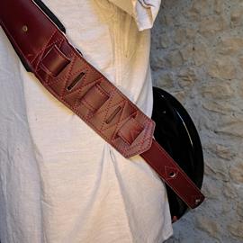 Ac­ces­soires pour Gui­tares & Basses 10/9 ème Musicwear - Sangle pour guitare/basse en cuir rouge, rembourrée, doublée denim noir. - Sangles