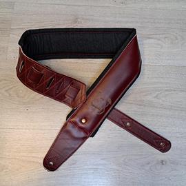 Ac­ces­soires pour Gui­tares & Basses 10/9 ème Musicwear - Sangle pour guitare/basse en cuir rouge, rembourrée, doublée denim noir. - Sangles