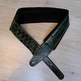 Ac­ces­soires pour Gui­tares & Basses 10/9 ème Musicwear - Sangle pour guitare/basse en cuir vert, rembourrée, doublée velours noir. - Sangles