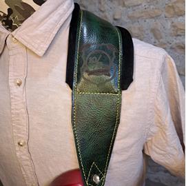 Ac­ces­soires pour Gui­tares & Basses 10/9 ème Musicwear - Sangle pour guitare/basse en cuir vert, rembourrée, doublée velours noir. - Sangles