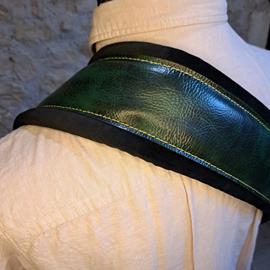 Ac­ces­soires pour Gui­tares & Basses 10/9 ème Musicwear - Sangle pour guitare/basse en cuir vert, rembourrée, doublée velours noir. - Sangles