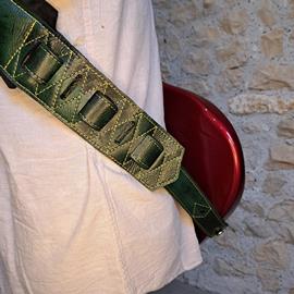 Ac­ces­soires pour Gui­tares & Basses 10/9 ème Musicwear - Sangle pour guitare/basse en cuir vert, rembourrée, doublée velours noir. - Sangles