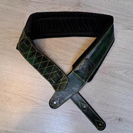 Ac­ces­soires pour Gui­tares & Basses 10/9 ème Musicwear - Sangle pour guitare/basse en cuir vert, rembourrée, doublée velours noir. - Sangles