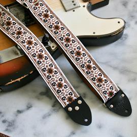 Ac­ces­soires pour Gui­tares & Basses Tom's Vintage Straps - White 'Fillmore' Guitar/Bass Hippie Strap - Sangles